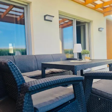 Moana House Laura * 트르제삭츠