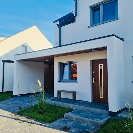 Moana House Laura Nyaraló *